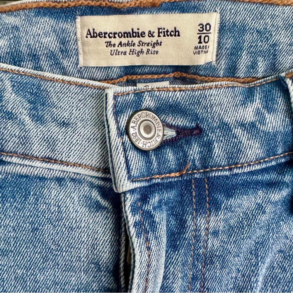 Abercrombie Curve Love High Rise Straight Jeans Light Wash NWT 10/30 - Picture 3 of 7